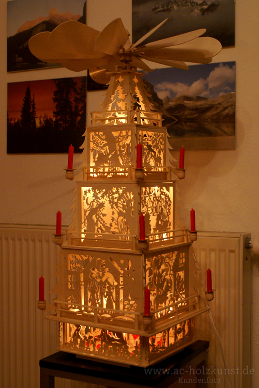 Weihnachtspyramide Märchenpyramide beleuchtet