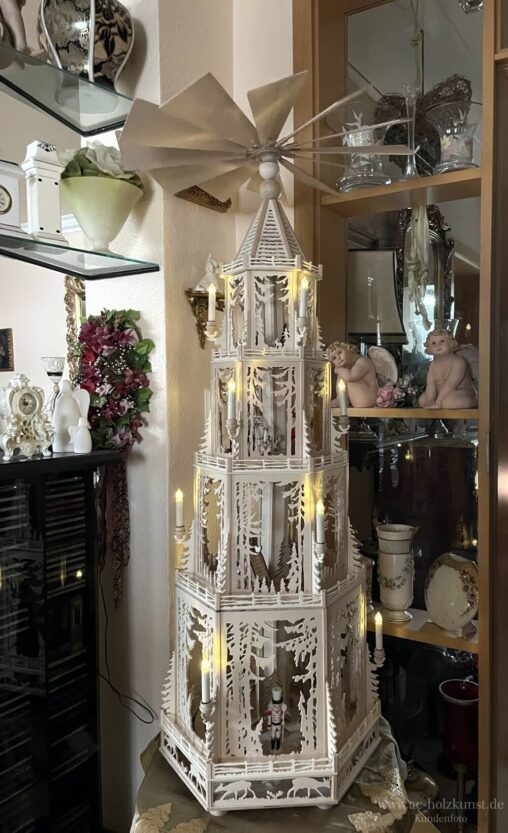 Große Weihnachtpyramide