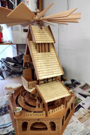 Tischpyramide Haus Bergwerk mit Dekofiguren 5 Etagen